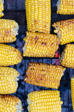 Taze sarı mısır ızgarada pişirilir ve ızgarada pişirilir. Yakın plan.