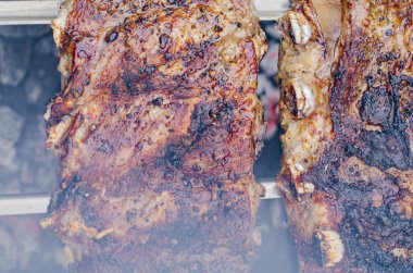 Piknik. Barbekü. Sulu domuz pirzolası açık ateşte pişirilir.