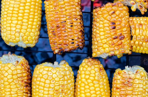Taze sarı mısır ızgarada pişirilir ve ızgarada pişirilir. Yakın plan.