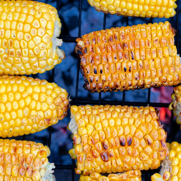 Taze sarı mısır ızgarada pişirilir ve ızgarada pişirilir. Yakın plan.