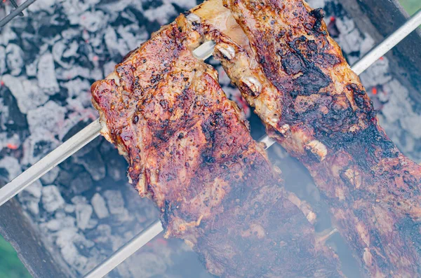 Een Picknick Barbecue Sappige Varkensribbetjes Worden Boven Een Open Vuur — Stockfoto