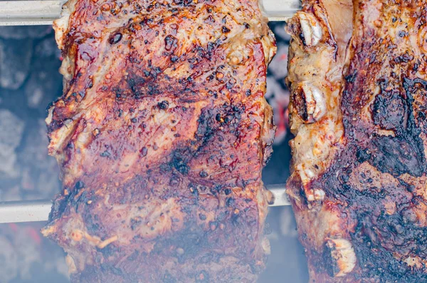 Piknik. Barbekü. Sulu domuz pirzolası açık ateşte pişirilir.