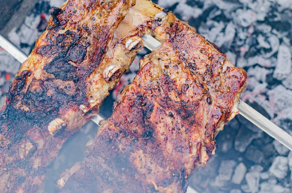 Een Picknick Barbecue Sappige Varkensribbetjes Worden Boven Een Open Vuur — Stockfoto