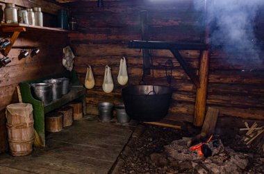 Çobanların yaşadığı ve yüksek dağlarda inek ve koyun sütünden peynir pişirdiği ahşap bir ev. Ev yapımı peynir. Karpatlar