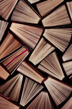 Kitap hazır. Ev kütüphanesinden gelen çok renkli açık kitapların kitap arkaplanı