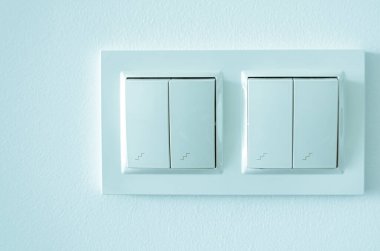 Beyaz plastik elektrik devreleri beyaz bir duvarda. Onarım