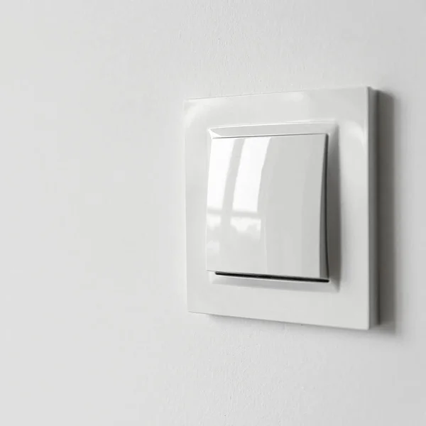 Ένας Λευκός Πλαστικός Διακόπτης Ρεύματος Ένα Διαμέρισμα Λευκό Τοίχο Επισκευή — Φωτογραφία Αρχείου