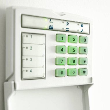 Beyaz duvarında elektronik tuş takımı olan daire ve ofis güvenlik alarm sisteminin elektronik kontrol paneli. Güvenlik. Güvenlik servisi