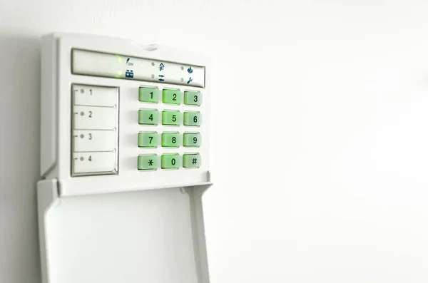 公寓的电子控制面板和办公室安全警报系统 白色墙壁上有电子键盘 安保事务 图库图片