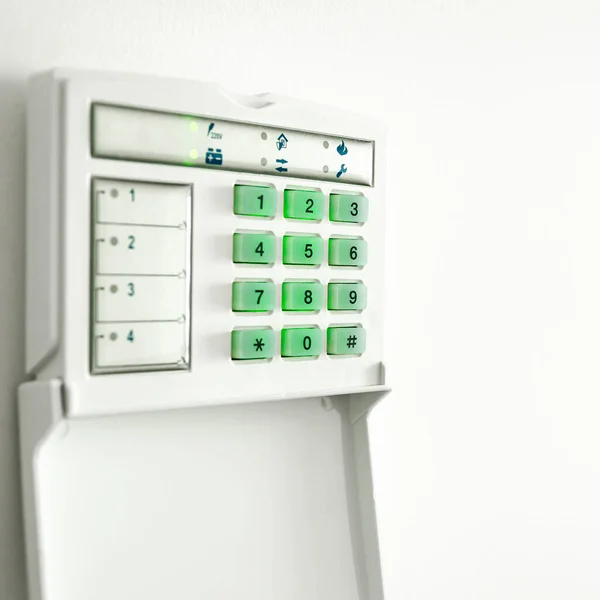 公寓的电子控制面板和办公室安全警报系统 白色墙壁上有电子键盘 安保事务 图库图片