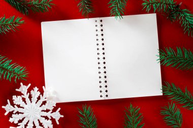 Kırmızı arkaplan görünümlü Noel dekorasyonu çerçevesi