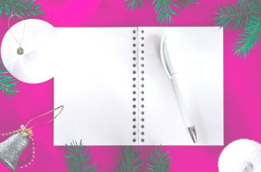 Noel süsleri ve mor arka planda fotokopi alanı olan hediye kutusu. Üst Görünüm Düz