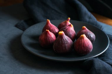 Siyah tabakta taze incir