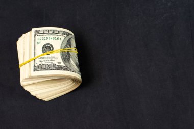 Yakın kadar yığını dolar kopya alanı ile koyu arka plan üzerinde