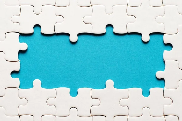 Szczegóły biały puzzle na niebieskim tle i miejsce na napis — Zdjęcie stockowe