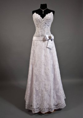 Bir manken üzerinde beyaz gelinlik.