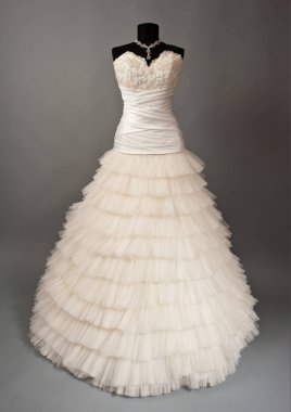 bir manken üzerinde Fildişi gelinlik.