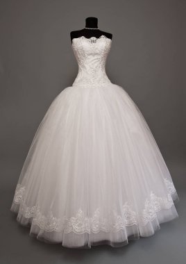 Bir manken üzerinde beyaz gelinlik.