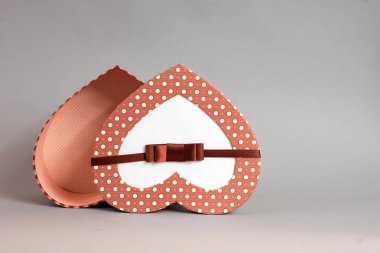 hediye kutusu gri arka plan üzerinde kalp şeklinde açın.