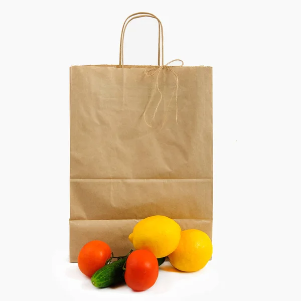 Бумажный Пакет Овощами Переработанный Пакет Свежими Органическими Продуктами Белом Фоне — стоковое фото