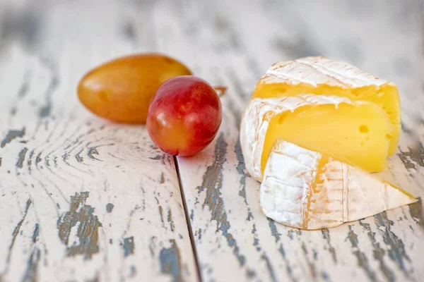 Fromage Camembert Pâte Molle Des Raisins Sur Une Vieille Planche — Photo
