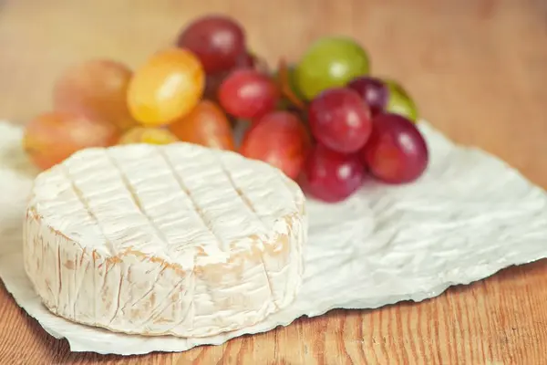 Fromage Camembert Pâte Molle Des Raisins Sur Une Planche Bois — Photo