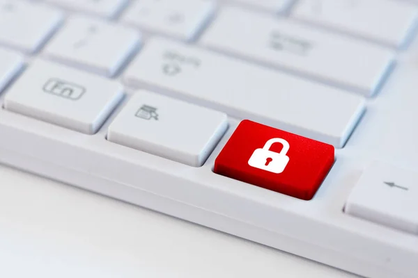 Roter Schlüssel Mit Geschlossenem Vorhängeschloss Symbol Auf Laptop Tastatur — Stockfoto
