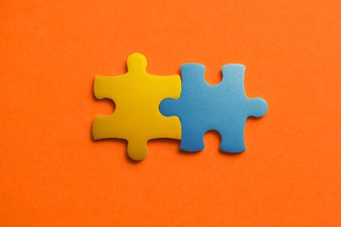 Turuncu arka plan, sarı ve mavi, bulmaca iki renkli detaylarını yakın çekim.