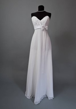 Bir manken üzerinde beyaz gelinlik.