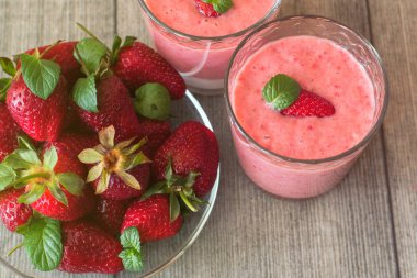 Çilekli milkshake cam kavanoza çilek ile.