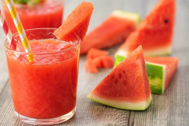 Karpuz yüzlü kavanoz gri ahşap zemin üzerine taze karpuz dilimleri ile.