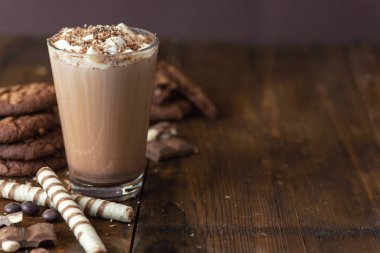 Fincan kakao marshmallows ve koyu ahşap zemin üzerine Çikolata Çerezler ile.