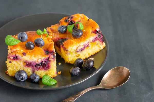 Zwei Stücke Blaubeerkuchen Auf Einer Dunklen Untertasse — Stockfoto