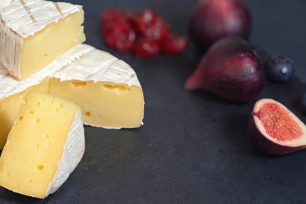 Fromage Camembert Aux Figues Bleuets Sur Fond Bois — Photo