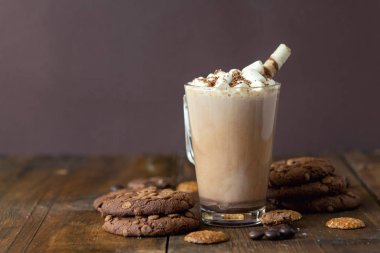 Fincan kakao marshmallows ve koyu ahşap zemin üzerine çikolatalı kurabiye.