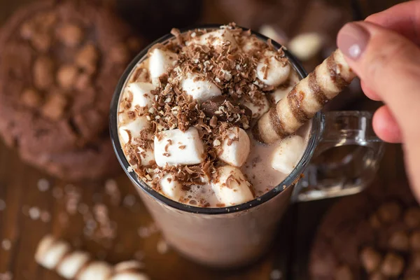 Copa Cacao Con Malvaviscos Galletas Con Chispas Chocolate Sobre Fondo — Foto de Stock