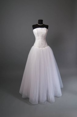 Bir manken üzerinde beyaz gelinlik.