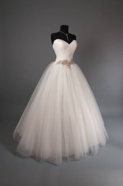 bir manken üzerinde Fildişi gelinlik.