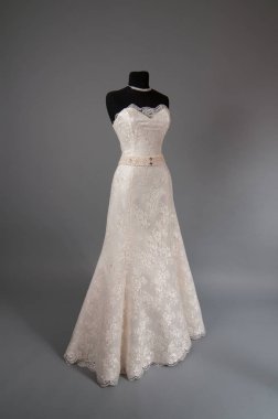 bir manken üzerinde Fildişi gelinlik.