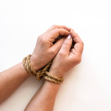 Beyaz arka plan üzerinde izole elleri bağlı.