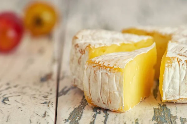 Queso Camembert Suave Madurado Uvas Una Tabla Madera Vieja Primer — Foto de Stock