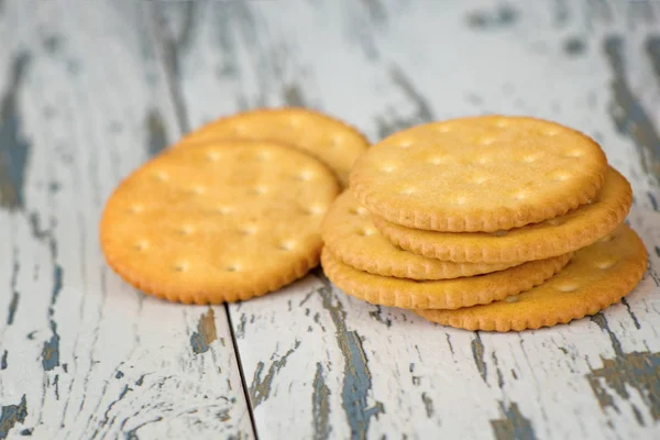 Alguns Biscoitos Cracker Seco Uma Placa Madeira Velha — Fotografia de Stock