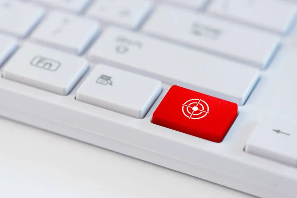 Tecla Roja Con Símbolo Símbolo Destino Teclado Blanco Portátil — Foto de Stock