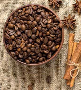 Tarçın, Yıldız anason ve kahve çekirdekleri çuval bezi peçeteye bir varil içinde. Üstten görünüm.