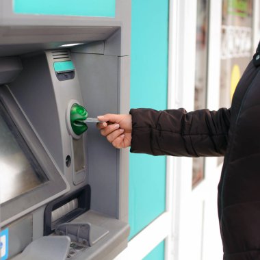 Banka makinesine para çekmek için ATM kartı yerleştiriliyor.