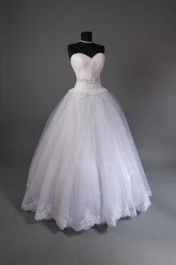 Bir manken üzerinde beyaz gelinlik.