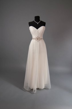 bir manken üzerinde Fildişi gelinlik.