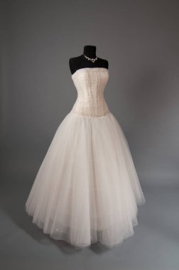 bir manken üzerinde Fildişi gelinlik.