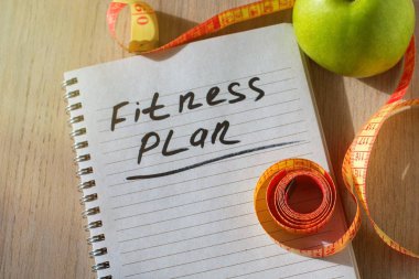Liste metnini Fitness planı ile not etmek. Diyet planı sağlıklı beslenme, diyet, zayıflama ve kilo kaybı kavramı.