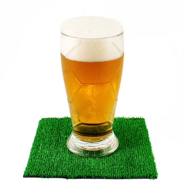 Szklanki Piwa Zielonej Trawie Przy Stole — Zdjęcie stockowe